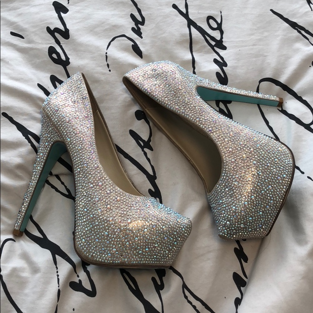 Iridescent blue pumps
